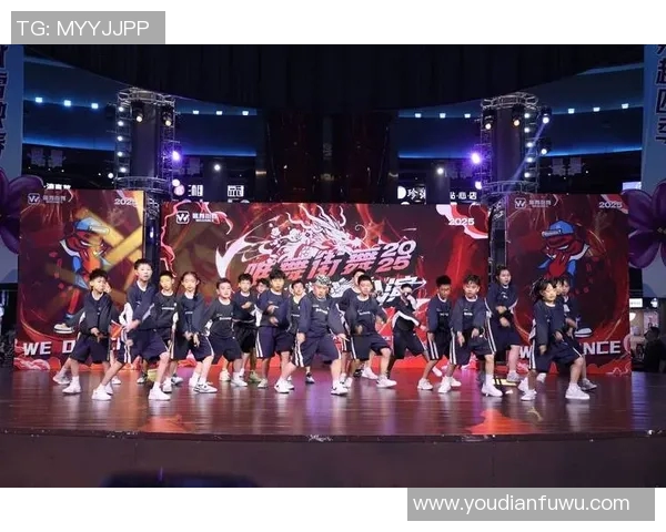 成都街舞队在世界街舞大赛中以70分领先其他队伍展现强大实力